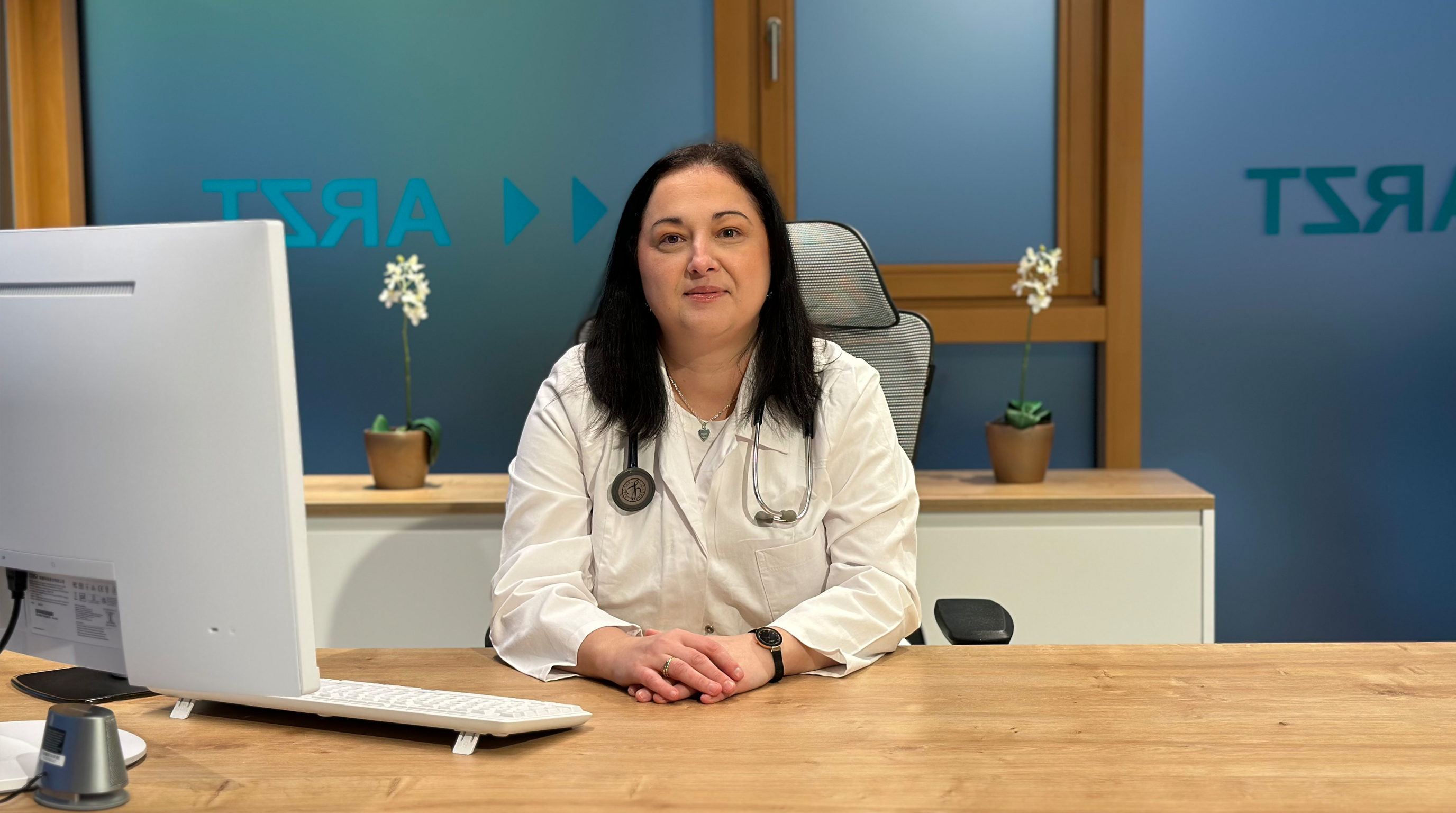 Ärztin begrüßt Patienten